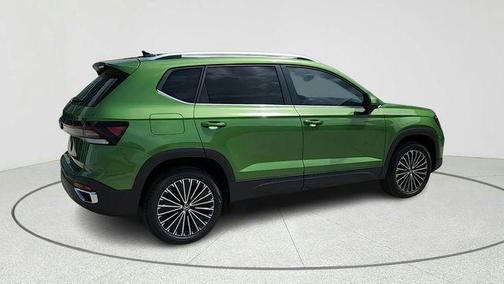 Bright Moss Green Metallic/Deep Black Roof 2025 Volkswagen Taos 1.5T SE Black