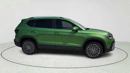 Bright Moss Green Metallic/Deep Black Roof 2025 Volkswagen Taos 1.5T SE Black