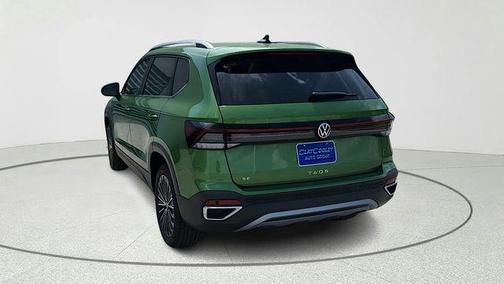 Bright Moss Green Metallic/Deep Black Roof 2025 Volkswagen Taos 1.5T SE Black