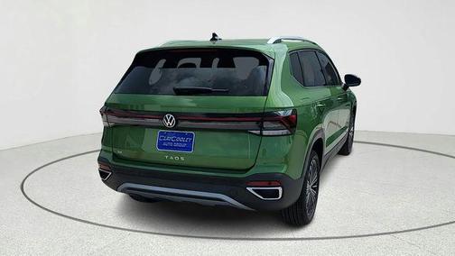 Bright Moss Green Metallic/Deep Black Roof 2025 Volkswagen Taos 1.5T SE Black
