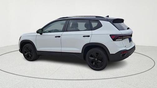 Pure White w/Deep Blk Rf 2026 Volkswagen Taos SE Black
