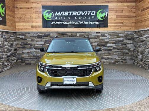 Valais Green/Black Roof 2024 Kia Seltos S