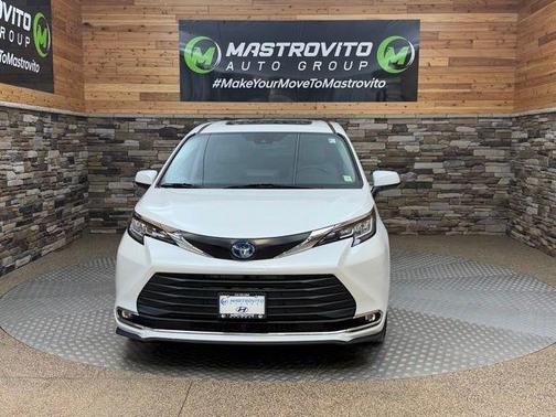 Wind Chill Pearl 2022 Toyota Sienna XLE
