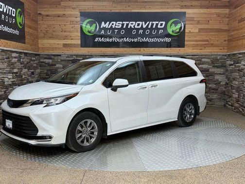 Wind Chill Pearl 2022 Toyota Sienna XLE