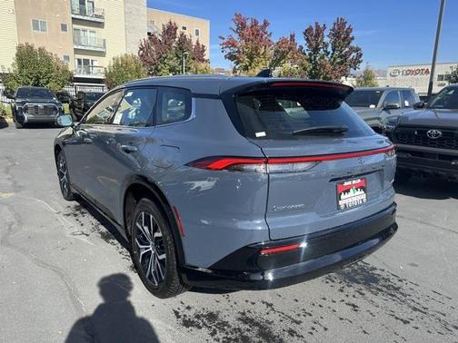 2025 Toyota Crown Signia XLE