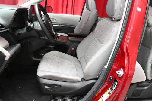 2024 Toyota Sienna LE