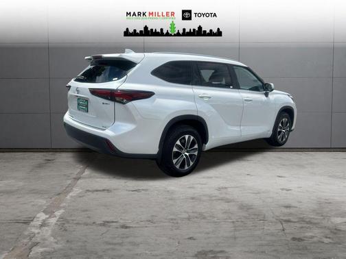 Wind Chill Pearl 2025 Toyota Highlander Hybrid XLE