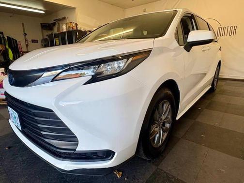 2022 Toyota Sienna LE