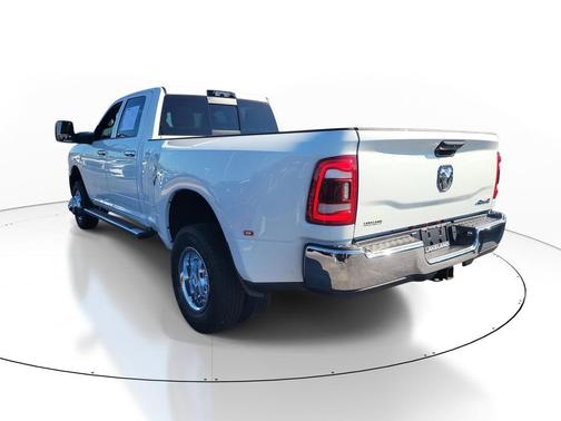 Bright White Clearcoat 2024 RAM 3500 Tradesman Crew Cab 4x4 8' Box