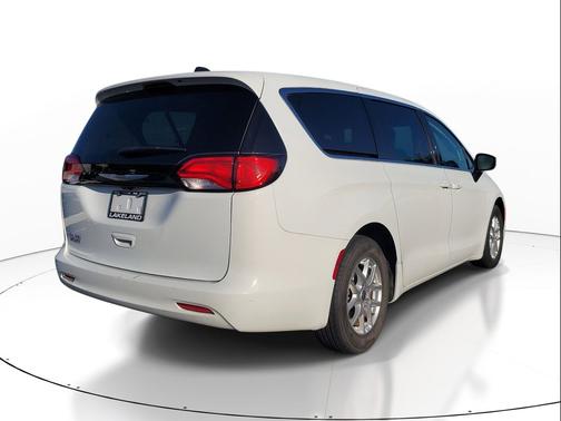 Bright White Clearcoat 2023 Chrysler Voyager LX