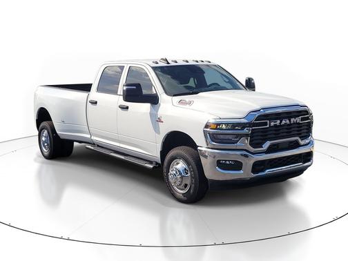 Bright White Clearcoat 2026 RAM 3500 Tradesman Crew Cab 4x4 8' Box