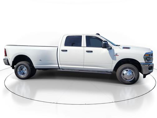 Bright White Clearcoat 2026 RAM 3500 Tradesman Crew Cab 4x4 8' Box