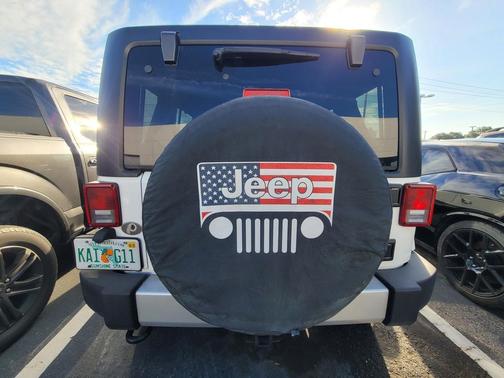 Bright White Clearcoat 2013 Jeep Wrangler Unlimited Sahara
