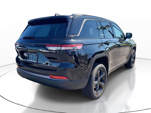 Diamond Black Crystal Pearlcoat 2026 Jeep Grand Cherokee Limited