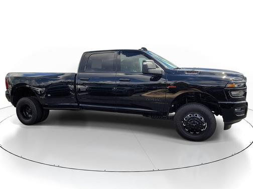 Diamond Black Crystal Pearlcoat 2026 RAM 3500 Big Horn Crew Cab 4x4 8' Box