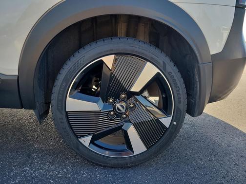 Aspen White Tricoat 2025 Nissan Kicks SR