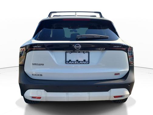 Aspen White Tricoat 2025 Nissan Kicks SR