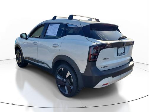 Aspen White Tricoat 2025 Nissan Kicks SR