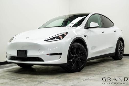 Pearl White Multi-Coat 2024 Tesla Model Y Long Range Single Motor Rear-Wheel Drive