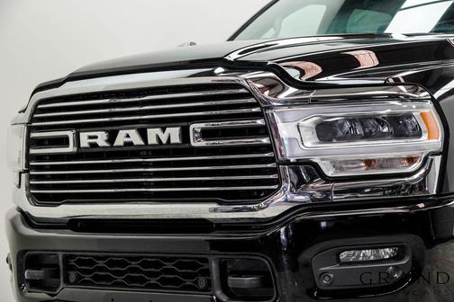 Diamond Black Crystal Pearlcoat 2023 RAM 2500 Laramie Crew Cab 4x4 6'4' Box