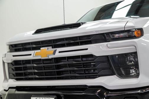 Summit White 2024 Chevrolet Silverado 2500 Custom
