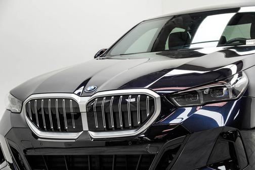 Carbon Black Metallic 2026 BMW 550e xDrive
