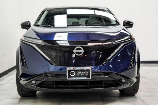 Deep Ocean Blue Pearl/Black Diamond Pearl 2024 Nissan ARIYA EVOLVE+