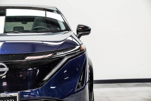 Deep Ocean Blue Pearl/Black Diamond Pearl 2024 Nissan ARIYA EVOLVE+