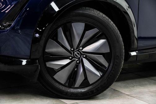 Deep Ocean Blue Pearl/Black Diamond Pearl 2024 Nissan ARIYA EVOLVE+