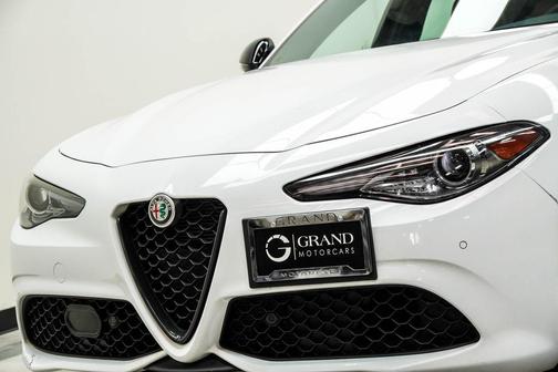 Alfa White 2023 Alfa Romeo Giulia Veloce AWD