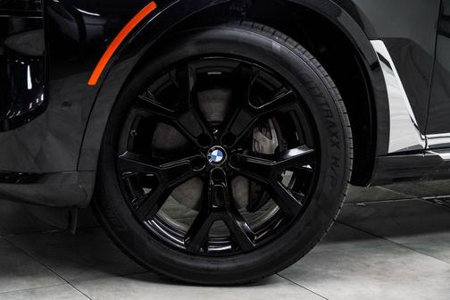 Black Sapphire Metallic 2025 BMW X7 xDrive40i