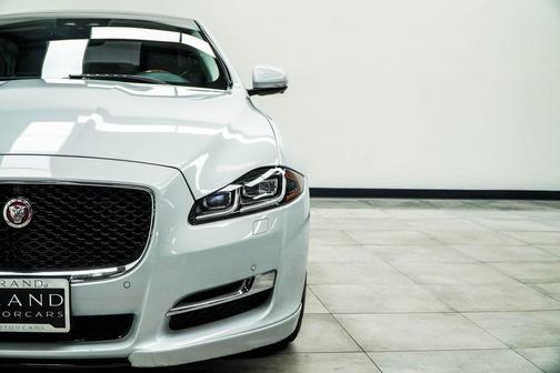 2019 Jaguar XJ R-Sport