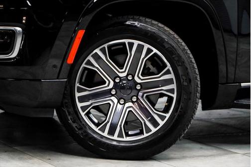 2023 Jeep Wagoneer L Series II 4x2