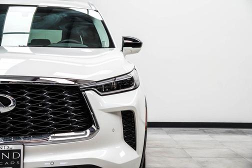 Majestic White 2025 INFINITI QX60 Luxe