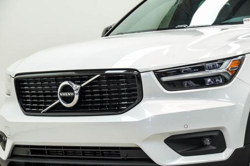 Crystal White Metallic 2021 Volvo XC40 T5 R-Design
