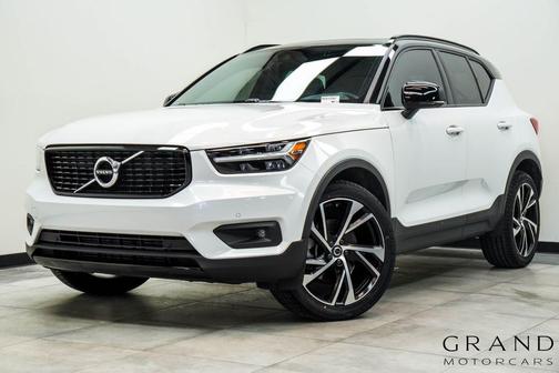 Crystal White Metallic 2021 Volvo XC40 T5 R-Design