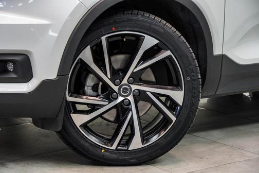Crystal White Metallic 2021 Volvo XC40 T5 R-Design