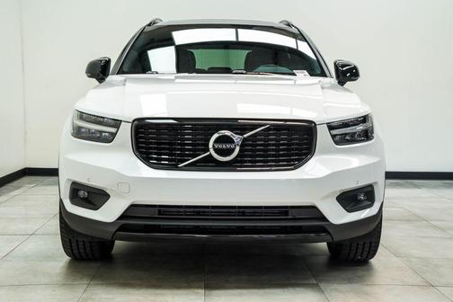 Crystal White Metallic 2021 Volvo XC40 T5 R-Design