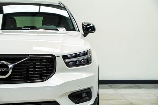 Crystal White Metallic 2021 Volvo XC40 T5 R-Design
