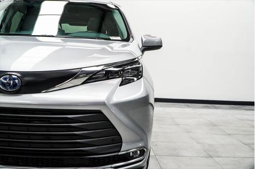 2024 Toyota Sienna XLE 8 Passenger