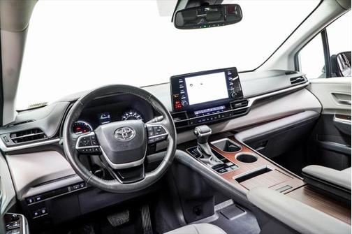 2024 Toyota Sienna XLE 8 Passenger