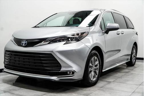 2024 Toyota Sienna XLE 8 Passenger