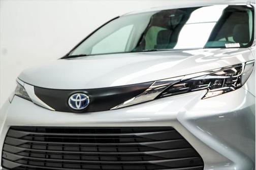 2024 Toyota Sienna XLE 8 Passenger