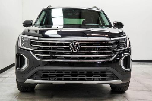Deep Black Pearl 2024 Volkswagen Atlas 2.0T SE w/Technology