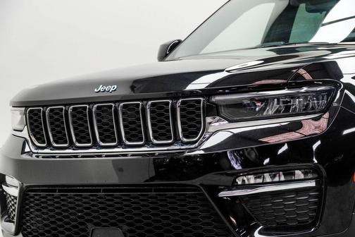 Diamond Black Crystal Pearlcoat 2024 Jeep Grand Cherokee 4xe Base