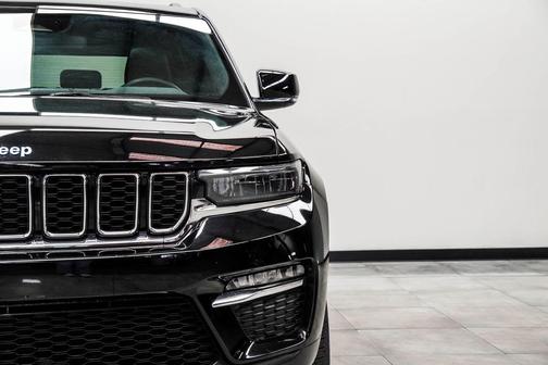 Diamond Black Crystal Pearlcoat 2024 Jeep Grand Cherokee 4xe Base