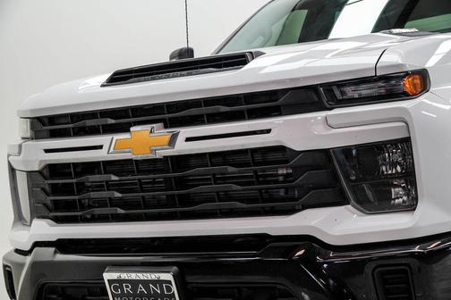 Summit White 2024 Chevrolet Silverado 2500 Custom