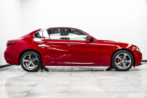 Photo 4 of 41 of 2017 Alfa Romeo Giulia Base