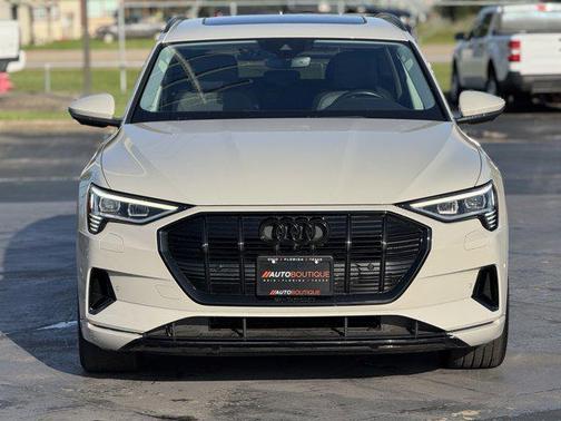 2022 Audi e-tron Premium Plus