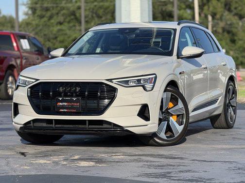 2022 Audi e-tron Premium Plus